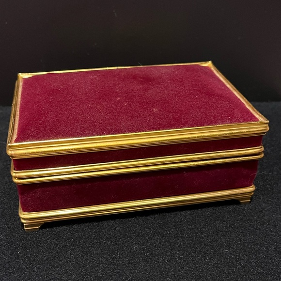 Vintage Red Velvet Musical Jewelry Box with Gold Trim - Picture 3 of 15